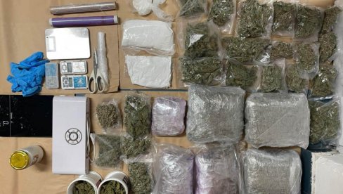 U STANU PRONAĐENO VIŠE OD DEVET KILOGRAMA NARKOTIKA: Uhapšen Novosađanin osumnjičen za trgovinu drogom U STANU PRONAĐENO VIŠE OD DEVET KILOGRAMA NARKOTIKA: Uhapšen Novosađanin osumnjičen za trgovinu drogom