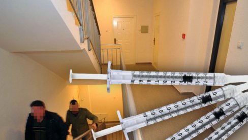 BEOGRAĐANKA UZNEMIRENA Ispred stana joj ostavili špric i iglu - i uputstvo za korišćenje BEOGRAĐANKA UZNEMIRENA Ispred stana joj ostavili špric i iglu - i uputstvo za korišćenje