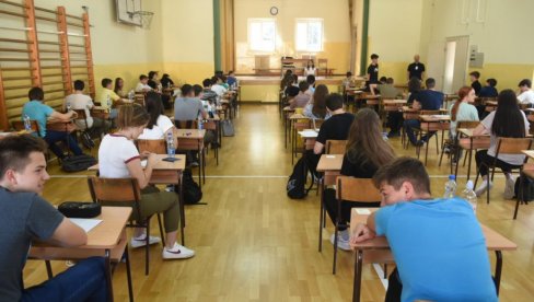GIMNAZIJE POLUPRAZNE, A U OVIM ŠKOLAMA TRAŽI SE MESTO VIŠE: Kad čujete kolike su plate, sve će vam biti jasno GIMNAZIJE POLUPRAZNE, A U OVIM ŠKOLAMA TRAŽI SE MESTO VIŠE: Kad čujete kolike su plate, sve će vam biti jasno