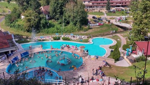 JEDINA SRPSKA BANJA KOJA IMA PRIRODNI GEJZIR: Noćenje košta svega 1.000 dinara po osobi, a možete da izlečite mnoge bolesti JEDINA SRPSKA BANJA KOJA IMA PRIRODNI GEJZIR: Noćenje košta svega 1.000 dinara po osobi, a možete da izlečite mnoge bolesti