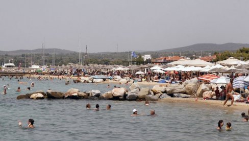 POČELA SEZONA PARADAJZ TURIZMA: Fotka s hrvatske plaže zapalila mreže (FOTO) POČELA SEZONA PARADAJZ TURIZMA: Fotka s hrvatske plaže zapalila mreže (FOTO)