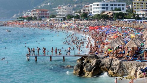 KROFNICE TRI EVRA, KUGLA SLADOLEDA DVA: Evo kako se kreću cene u Crnoj Gori KROFNICE TRI EVRA, KUGLA SLADOLEDA DVA: Evo kako se kreću cene u Crnoj Gori