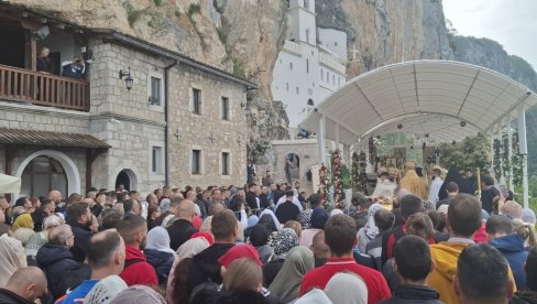 REKA VERNIKA DO OSTROŠKE SVETINJE: Hiljade hodočasnika sa svih strana sveta slile se u manastir koji čuva mošti čudotvorca (FOTO) REKA VERNIKA DO OSTROŠKE SVETINJE: Hiljade hodočasnika sa svih strana sveta slile se u manastir koji čuva mošti čudotvorca (FOTO)