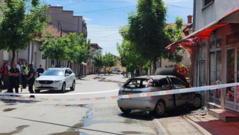 BUKNUO AUTOMOBIL U CENTRU VRANJA: Žena izašla do mesare, zapalio joj se automobil BUKNUO AUTOMOBIL U CENTRU VRANJA: Žena izašla do mesare, zapalio joj se automobil