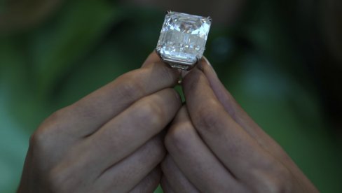 PREMAŠIO 20 MILIONA DOLARA: Retki plavi dijamant prodat po neverovatnoj ceni PREMAŠIO 20 MILIONA DOLARA: Retki plavi dijamant prodat po neverovatnoj ceni