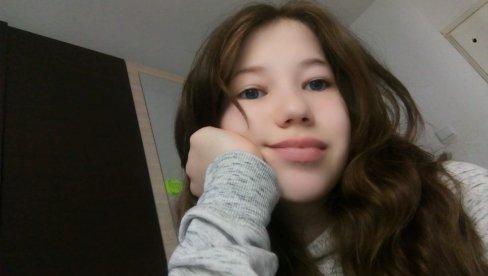 NA PROSLAVI MATURE U KREACIJAMA ANGELINE AĆIMOVIĆ: Fondacija u čast devojčice ubijene u Ribnikaru i ove godine obradovala decu iz domova NA PROSLAVI MATURE U KREACIJAMA ANGELINE AĆIMOVIĆ: Fondacija u čast devojčice ubijene u Ribnikaru i ove godine obradovala decu iz domova