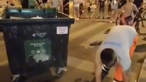 SNIMAK SA BLOKADA KOJI ĆE VAS RASPLAKATI: Banda blokadera se smeje radniku gradske čistoće dok skuplja smeće (VIDEO) SNIMAK SA BLOKADA KOJI ĆE VAS RASPLAKATI: Banda blokadera se smeje radniku gradske čistoće dok skuplja smeće (VIDEO)