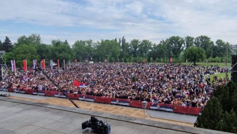 HILJADE LJUDI ISPRED PALATE SRBIJA: Veliki broj građana došao da pozdravi Si Đinpinga