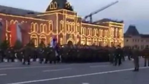 POGLEDAJTE: Pesma kosovskih junaka odzvanja Crvenim trgom u Moskvi: Srpski vojnici vežbaju za paradu (VIDEO)