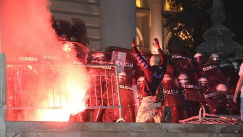 ZAPALIO PET POLICIJSKIH VOZILA TOKOM PROTESTA 2020. ISPRED SKUPŠTINE: Izrečena kazna Vuku Tici