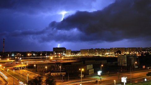 REGION NA UDARU SNAŽNOG CIKOLA: Evo kakva je noć pred nama, i ima li razloga za strah u Srbiji od grmljavine i pljuskova