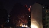GORI STAMBENA ZGRADA U LOZNICI: Čekaju se vatrogasci - vatra i dim kuljaju sa petog sprata (FOTO)