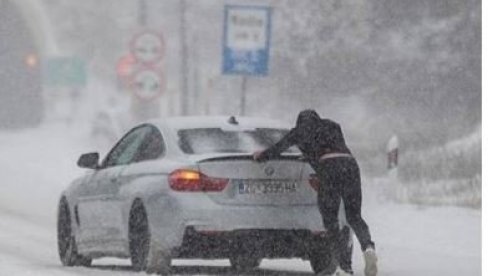 SNEG PARALISAO REGION: Zatvoreni putevi u Hrvatskoj - ne rade škole u BiH (VIDEO)