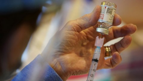 СТИГЛИ И ЗВАНИЧНИ ПОДАЦИ: Прилично су ретке озбиљне алергијске реакције на Модернину вакцину