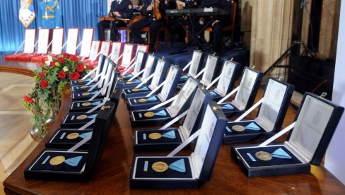 VEĆA ZVEZDA I ZASTAVA: Evo koje ordenje i medalje dodeljuje Srbija i kako će, posle najavljenih promena, da izgledaju (FOTO)