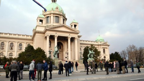 UGOSTITELJI BLOKIRALI CENTAR BEOGRADA: Protestuju zbog novih mera (FOTO)