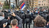 PROTESTI ZBOG NOVIH MERA: Desetine građana Republike Srpske okupilo se ispred Palate predsednika (FOTO/VIDEO)