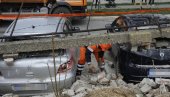 ZASTRAŠUJUĆI SNIMCI IZ ZEMUNA:  Pao zid stadiona fudbalskog kluba, oštetio osam automobila - u toku raščišćavanje (VIDEO)