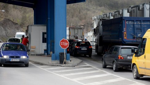 NEDEMOKRATSKI POTEZ: Novinari protestovali zbog odluke vlasti da spreče ulazak ministra na KiM