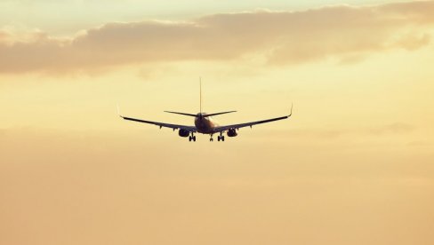 PUTNICI I POSADA POVREĐENI NA LETU: Turbulencije napravile problem, Hitna dojurila na aerodrom