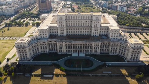 MUŠKARAC POLIO LJUDE BENZINOM, POLICIJA TRAGA ZA NJIM: Snimljen trenutak izbijanja požara u parlamentu Rumunije