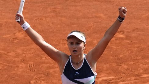 BARBORA KREJČIKOVA OSVOJILA VIMBLDON: Češka teniserka u finalu savladala Italijanku Jasmin Paolini sa 2:1 u setovima