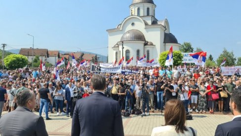 ГРАЂАНИ УЗ ПРЕДСЕДНИКА: Погледајте како је изгледао величанствен дочек за Вучића у Бајиној Башти (ФОТО)