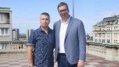 NEKA ŽIVI NAŠ NAROD NA KOSOVU I METOHIJI: Vučić se sastao sa Bogdanom Bukumirićem koga su Albanci teško ranili pre 18 godina