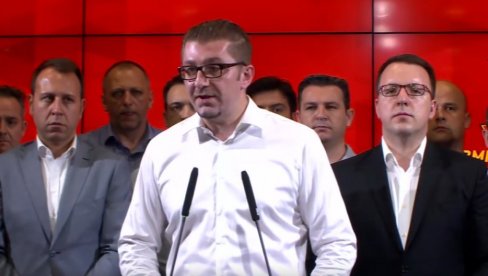 MICKOSKI U AMABASADI SRBIJE: Premijer Severne Makedonije se upisao u Knjigu žalosti zbog nesreće u Novom Sadu