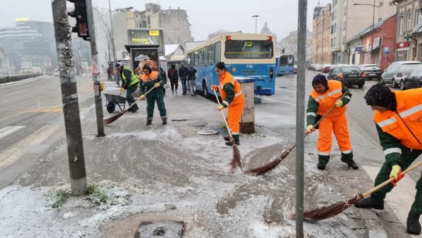 ЧИСТЕ СНЕГ У ТРИ СМЕНЕ: Зимска служба ЈКП „Чистоћа“ Нови Сад на терену 24 часа