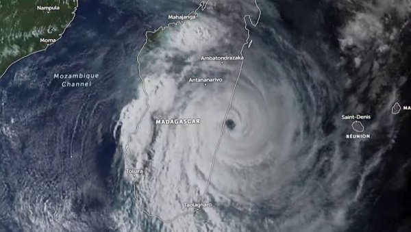 ОВАКО НЕШТО НИСМО ДОЖИВЕЛИ: Тропски циклон погодио Мадагаскар, јаки удари ветра носе све пред собом, куће уништене, нема струје