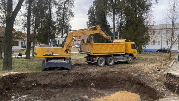 НЕМА ВИШЕ ИЗНАЈМЉИВАЊА СЦЕНЕ: У Пироту почела изградња бине на отвореном