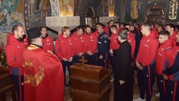 ПОМОЗИ, БОЖЕ! Фудбалери Црвене звезде пред вечити дерби колективно у цркви (ФОТО)