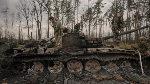 СТРАВИЧАН СНИМАК СА ФРОНТА КОД ПОКРОВСКА: Руски војник са камером на оклопњаку прошао ауто-путем смрти (ВИДЕО)