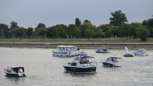 BUDI KAO REKA: Mažoretkinje, defile orkestra MUP, Spajdermen i baloni na 17. karnevalu brodova kod Sava promenade (FOTO)