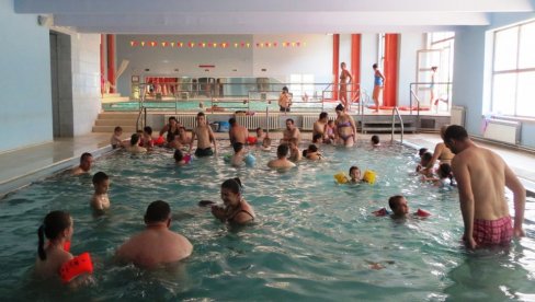 ЗА ОДЛИЧНЕ УЧЕНИКЕ У ПАРАЋИНУ: Бесплатни затворени базени током лета
