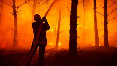 VATRENA STIHIJA PRETI SPLITU: Četiri kanadera i 140 vatrogasaca gasi požare