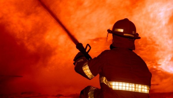 ПОЖАР КОД ОМИША: Ватра се приближила Јадранској магистрали, ватрогасци на терену