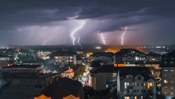 ПО ПОДНЕ СТИЖУ ПЉУСКОВИ И ГРМЉАВИНА: У Београду могуће олује и непогоде
