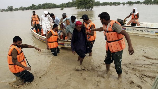 КАТАСТРОФА У ПАКИСТАНУ: Поплаве однеле готово 1.000 живота, милиони остали без склоништа (ФОТО)