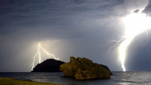 RAZORNI CIKLON STIGAO IZNAD MEDITERANA: Stručnjak upozorava - Ovi delovi biće na udaru grmljavine i pljuskova