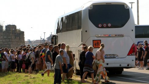 ЦЕНУ ДИЖУ ГРАТИСИ И ДНЕВНИЦЕ: Ђачке екскурзије у новој школској години скупље од пет до десет одсто