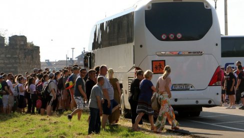 VISOKE CENE GASE ĐAČKE EKSKURZIJE: Školska putovanja i ove godine preskupa, ali ih roditelji plaćaju