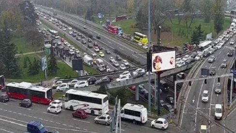 ĐURIĆ: Cisterne sa pijaćom vodom, mobilni toaleti i ekipe Hitne pomoći tokom blokade Autokomande