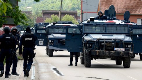 НАСТАВЉА СЕ КУРТИЈЕВ ТЕРОР Наоружани припадници полиције упали у зграду општине Грачаница - ухапшено неколико особа