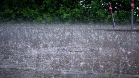 GRADSKE ULICE POD VODOM: Snažno nevreme praćeno gradom zahvatilo delove Prijepolja (VIDEO)