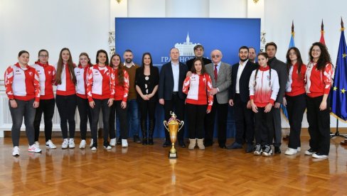 GRADONAČELNIK NOVOG SADA UGOSTIO ŠAMPIONKE : Vaterpolistkinje Vojvodine u Gradskoj kući