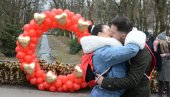 TRADICIJA NA MOSTU LJUBAVI: Takmičenje u najdužem ljubljenju u Vrnjačkoj Banji (VIDEO)