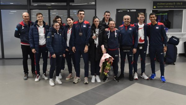 АТЛЕТИЧАРИ СТИГЛИ У СРБИЈУ: Освајачи медаља се вратили са дворанског Европског првенства (ФОТО)