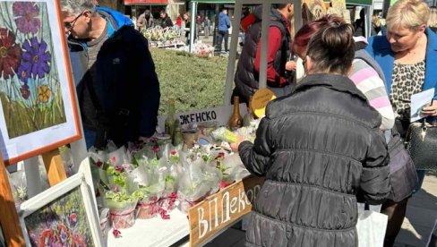 POKLON CVEĆE IZ SIVOG DOMA: Štićenici VPD u Kruševcu dame darivali cvećem koje su sami uzgajili